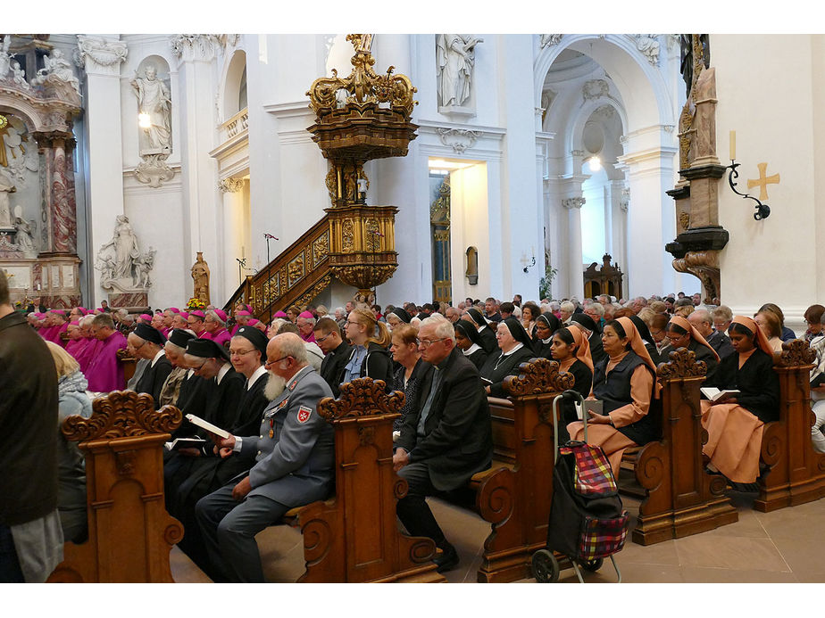 Abschlussvesper der Bischofskonferenz mit Austeilung des Bonifatiussegens (Foto: Karl-Franz Thiede)